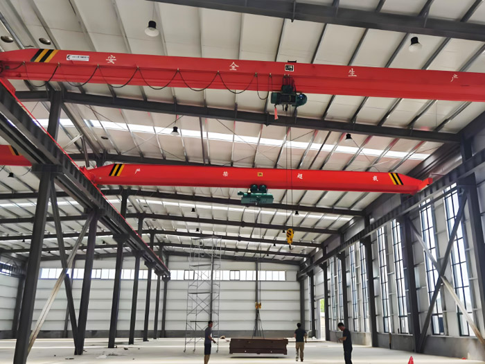 What are the differences between electric single-beam cranes and bridge cranes?