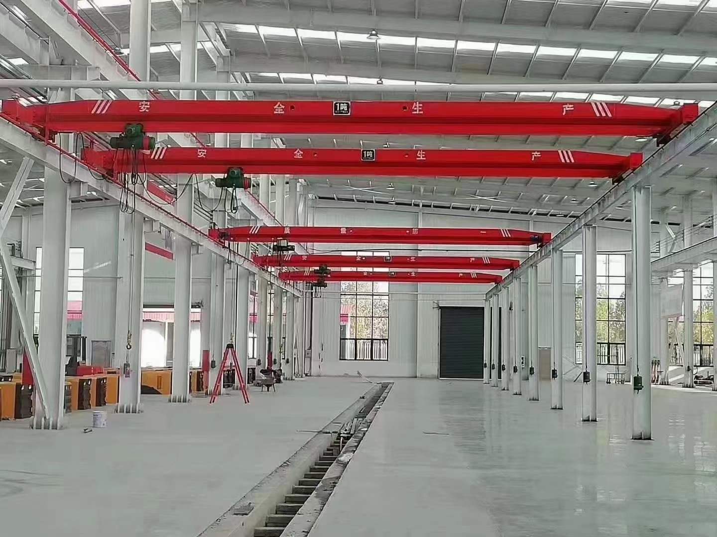 What are the forms of support legs for gantry cranes