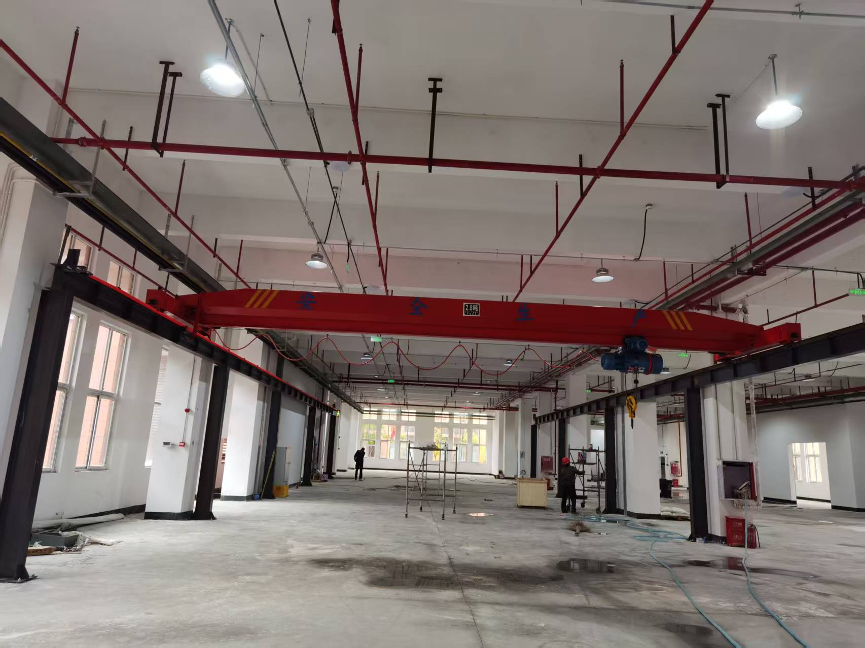 What are the precautions for operating a single beam crane