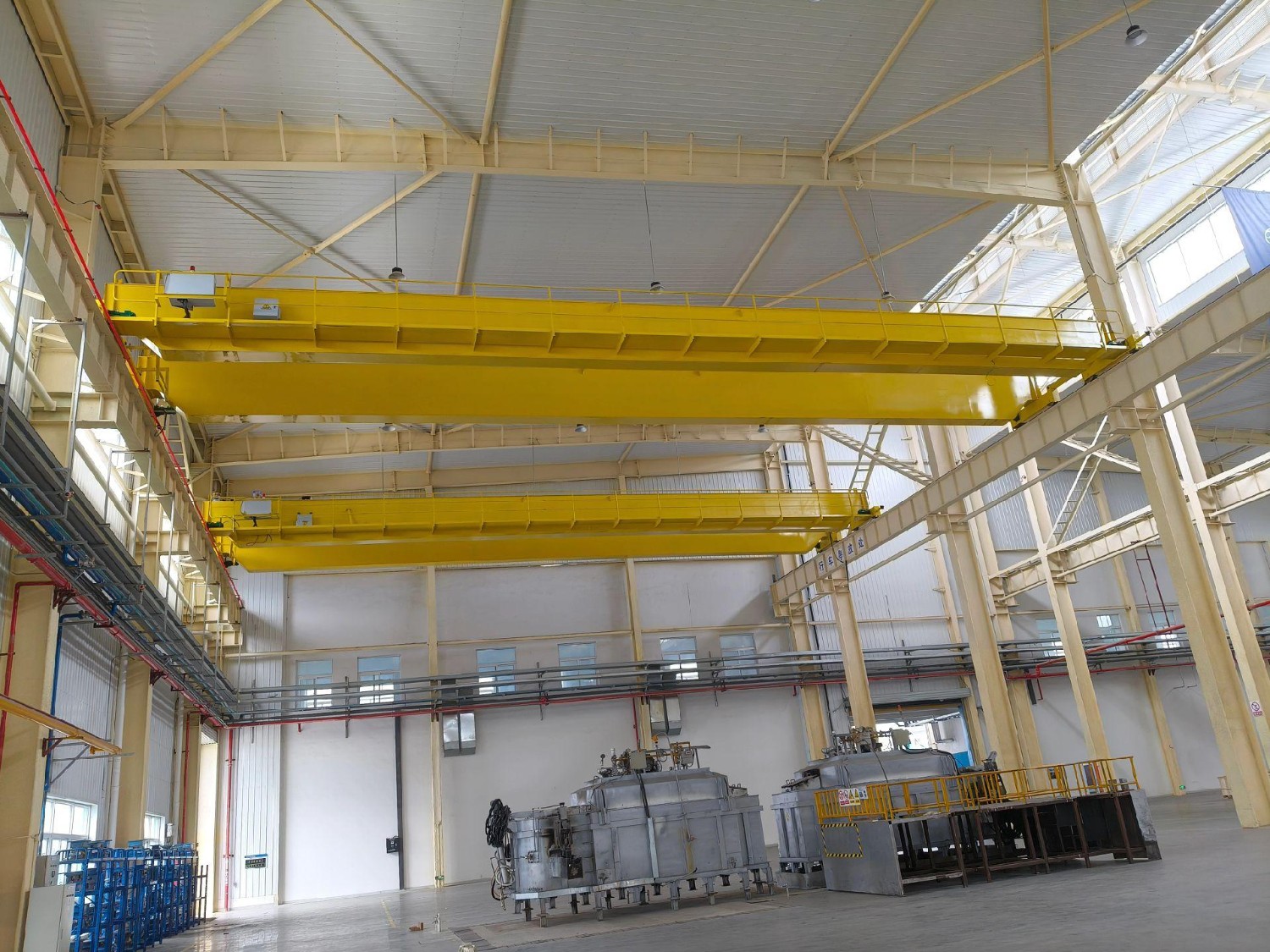 What are the characteristics of gantry cranes